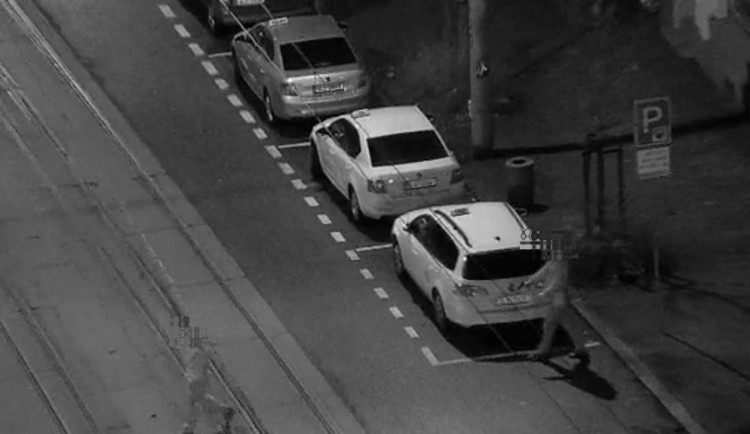 V ulicích Liberce se procházeli muži se zbraní, zřejmě si hráli na pistolníky