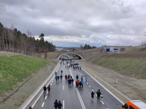 Stovky lidí si přišly prohlédnout Západní okruh před jeho zprovozněním, názory na stavbu jsou rozporuplné
