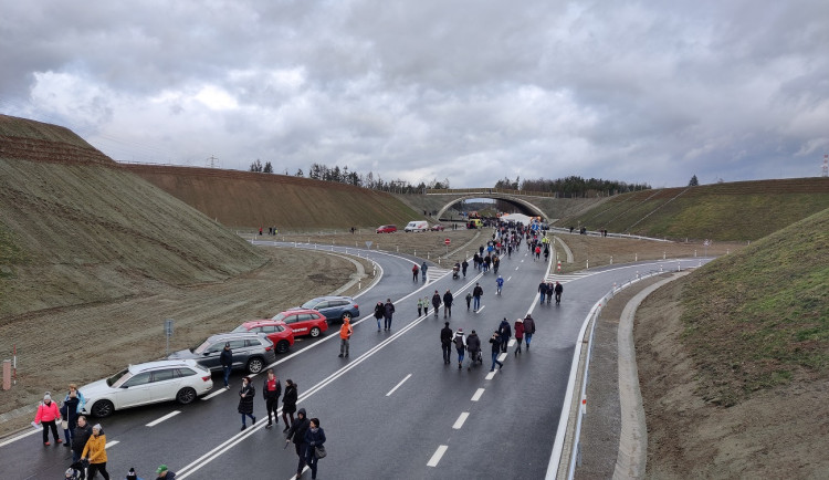 Stovky lidí si přišly prohlédnout Západní okruh před jeho zprovozněním, názory na stavbu jsou rozporuplné