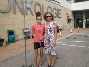 Devatenáctiletá studentka shání peníze na operaci, která jí může zachránit život. Na její problém neexistuje lék