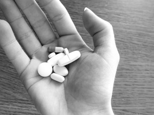 Devatenáctiletá studentka shání peníze na operaci, která jí může zachránit život. Na její problém neexistuje lék