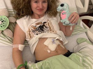 Devatenáctiletá studentka shání peníze na operaci, která jí může zachránit život. Na její problém neexistuje lék