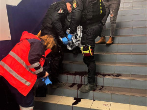 Rizikové hokejové utkání korunovalo těžké krvavé zranění seniora, bitka fanoušků i útok na autobus hostů