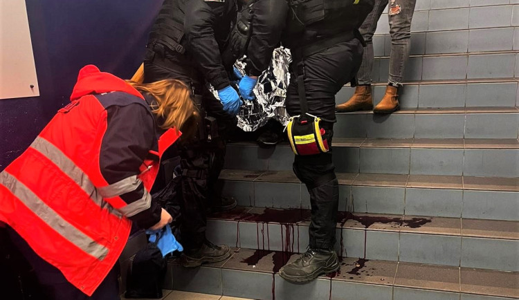 Rizikové hokejové utkání korunovalo těžké krvavé zranění seniora, bitka fanoušků i útok na autobus hostů