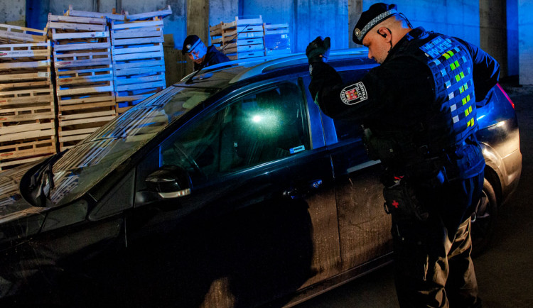 Snažil se zmást strážníky falešnou občankou, pak se dal na útěk