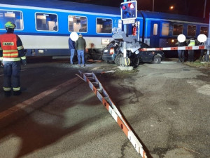 Rychlík smetl na přejezdu uvízlé auto, řidič se stihl na poslední chvíli zachránit