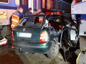 Rychlík smetl na přejezdu uvízlé auto, řidič se stihl na poslední chvíli zachránit