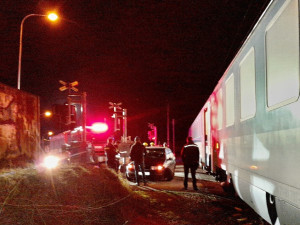 Rychlík smetl na přejezdu uvízlé auto, řidič se stihl na poslední chvíli zachránit