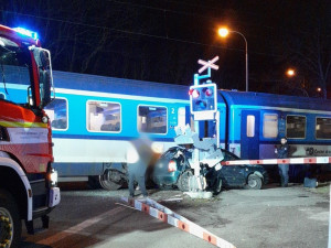 Rychlík smetl na přejezdu uvízlé auto, řidič se stihl na poslední chvíli zachránit