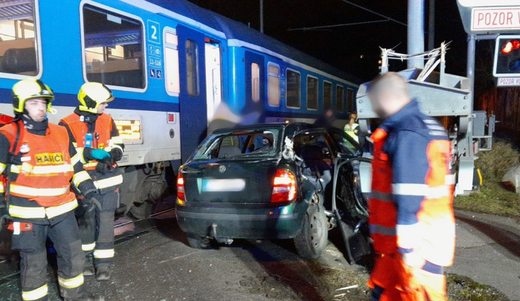 Rychlík smetl na přejezdu uvízlé auto, řidič se stihl na poslední chvíli zachránit
