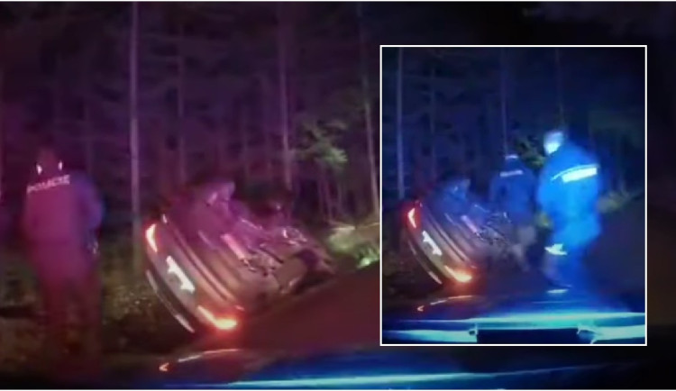 VIDEO: Muž se zákazem řízení ujížděl před policisty, havaroval a skončil převrácený v příkopu