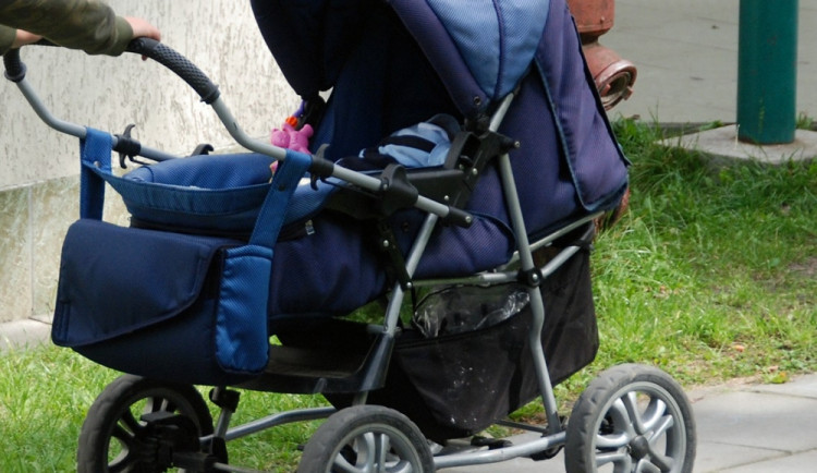 Žena chtěla odvézt kočárek s dítětem uvnitř, je obviněna z únosu