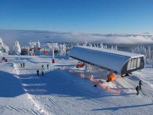 Skvělé lyžařské podmínky na Klínovci. Na sjezdovkách stále leží metr sněhu!