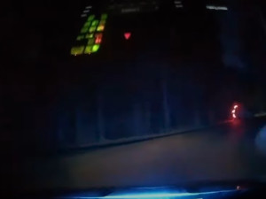 VIDEO: Muž se zákazem řízení ujížděl před policisty, havaroval a skončil převrácený v příkopu