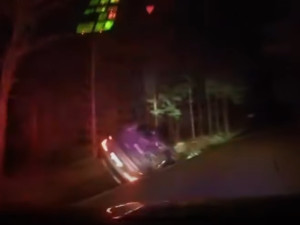 VIDEO: Muž se zákazem řízení ujížděl před policisty, havaroval a skončil převrácený v příkopu