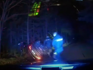 VIDEO: Muž se zákazem řízení ujížděl před policisty, havaroval a skončil převrácený v příkopu