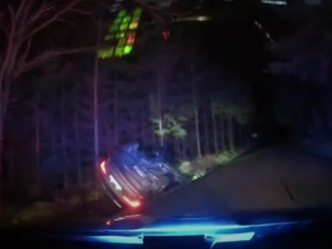 VIDEO: Muž se zákazem řízení ujížděl před policisty, havaroval a skončil převrácený v příkopu