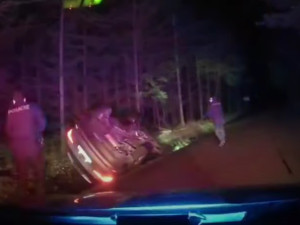 VIDEO: Muž se zákazem řízení ujížděl před policisty, havaroval a skončil převrácený v příkopu
