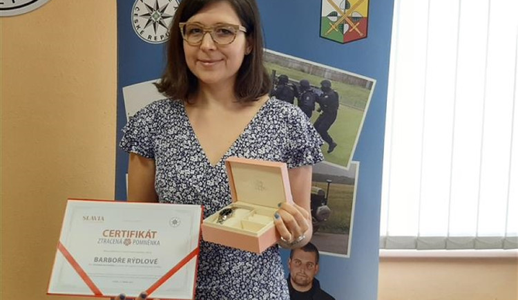Za pomoc při pátrání po ztraceném tříletém chlapci získala Barbora Rýdlová ocenění Ztracená pomněnka