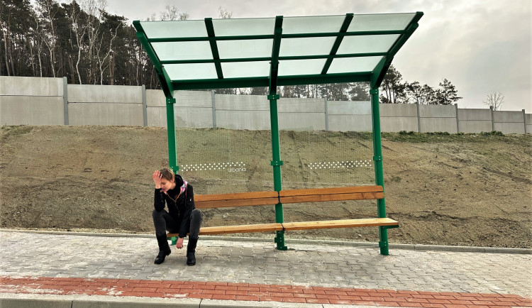 Nově otevřený Západní okruh Plzně baví i šokuje bizarní autobusovou zastávkou s netradičním posezením