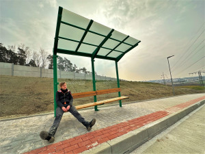 Nově otevřený Západní okruh Plzně baví i šokuje bizarní autobusovou zastávkou s netradičním posezením