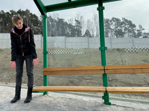 Nově otevřený Západní okruh Plzně baví i šokuje bizarní autobusovou zastávkou s netradičním posezením