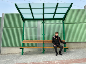 Nově otevřený Západní okruh Plzně baví i šokuje bizarní autobusovou zastávkou s netradičním posezením