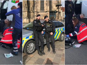VIDEO: Policisté resuscitovali řidiče dodávky, který zkolaboval v centru Plzně