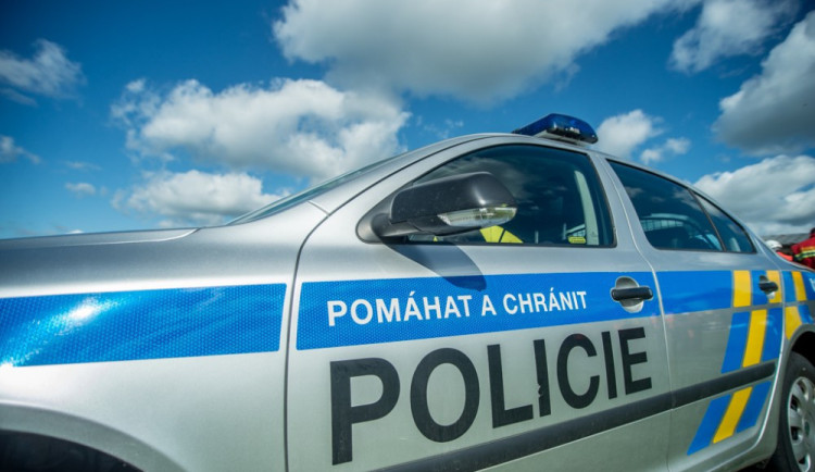 Pozorný motorista s policistou zachraňovali řidiče, kterého postihly za volantem vážné zdravotní problémy