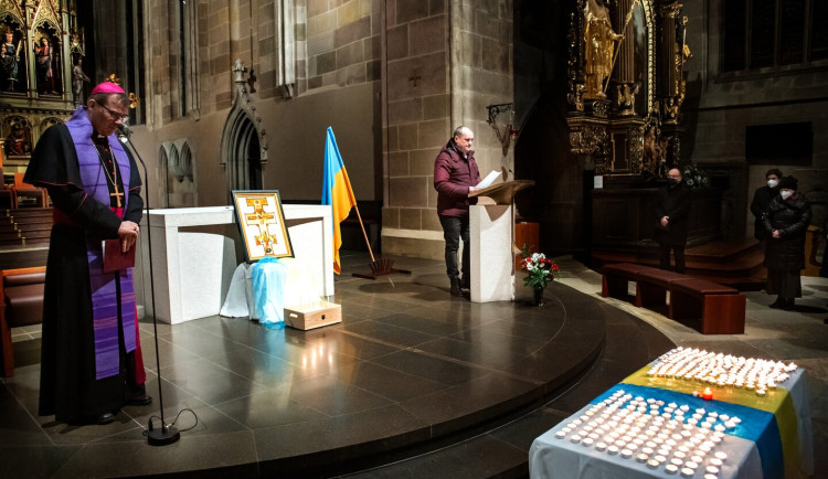 V plzeňské katedrále zazní modlitba za Ukrajinu, příchozí mohou zapálit svíčku a přispět do sbírky