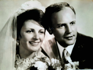 Ve svatební kronice nechybí ani fotografie samotné kronikářky a jejího muže.