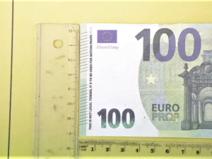 Falešnými eurobankovkami používanými při natáčení filmů platil úspěšně muž na čerpacích stanicích