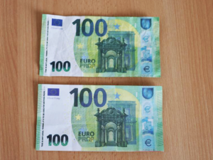 Falešnými eurobankovkami používanými při natáčení filmů platil úspěšně muž na čerpacích stanicích