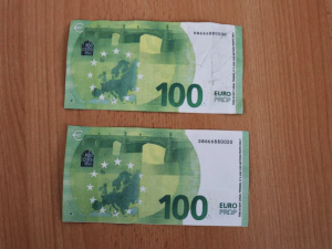 Falešnými eurobankovkami používanými při natáčení filmů platil úspěšně muž na čerpacích stanicích