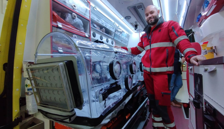 Liberečtí záchranáři mají speciálně vybavenou infekční sanitu pro převoz nakažlivých pacientů