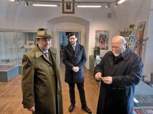 Zleva Karl Eugen hrabě Czernin z Chudenic, Mgr. Michal Heres, člen vlády vlády Řádu sv. Jiří a Jiří Špiřík, nepomucký farář.