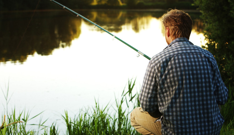 Po 16 letech si mohou rybáři legálně ulovit rybu na plzeňském rybníku Košinář. Stačí si koupit povolení