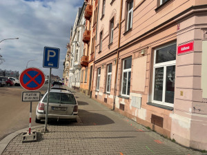 Začala rekonstrukce vodovodu a kanalizace v Hálkově ulici v centru Plzně, osobní auta tam neprojedou