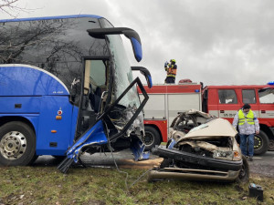 Tragická nehoda se odehrála také u Nepomuku na jižním Plzeňsku, kde se na mokré silnici srazilo osobní auto s autobusem. Řidič automobilu na místě zemřel.