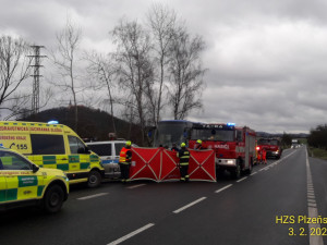 Tragická nehoda se odehrála také u Nepomuku na jižním Plzeňsku, kde se na mokré silnici srazilo osobní auto s autobusem. Řidič automobilu na místě zemřel.