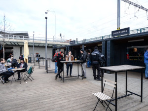 Opilé i agresivní bezdomovce a narkomany mají z okolí hlavního vlakového nádraží vytlačit četné policejní kontroly