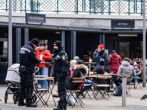 Opilé i agresivní bezdomovce a narkomany mají z okolí hlavního vlakového nádraží vytlačit četné policejní kontroly