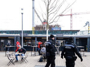 Opilé i agresivní bezdomovce a narkomany mají z okolí hlavního vlakového nádraží vytlačit četné policejní kontroly