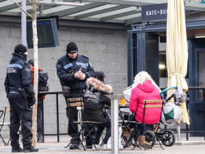 Opilé i agresivní bezdomovce a narkomany mají z okolí hlavního vlakového nádraží vytlačit četné policejní kontroly