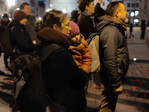 Skromná akce na náměstí připomněla rok trvající válku na Ukrajině