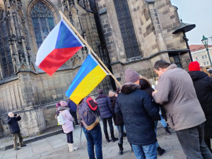 Skromná akce na náměstí připomněla rok trvající válku na Ukrajině
