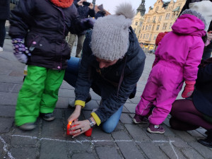 Skromná akce na náměstí připomněla rok trvající válku na Ukrajině