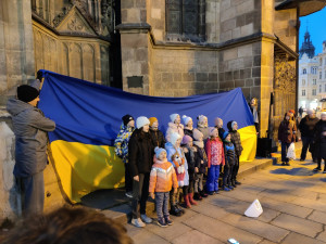 Skromná akce na náměstí připomněla rok trvající válku na Ukrajině