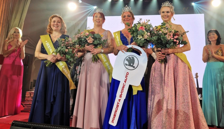 Jana Hlaváčová při vyhlášení výsledků druhá zleva