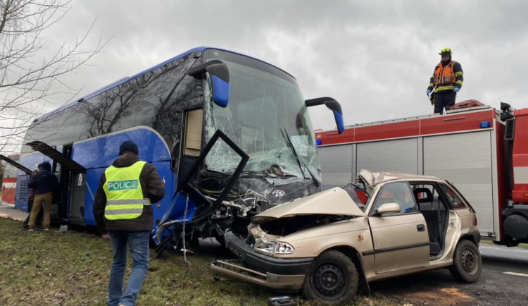 Tragická nehoda se odehrála také u Nepomuku na jižním Plzeňsku, kde se na mokré silnici srazilo osobní auto s autobusem. Řidič automobilu na místě zemřel.